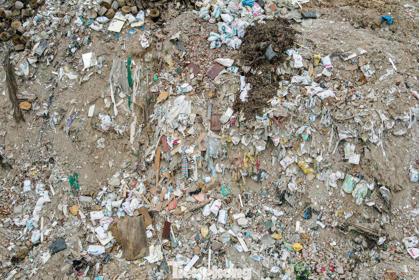 Khói âm ỉ bốc cả ngày lẫn đêm.