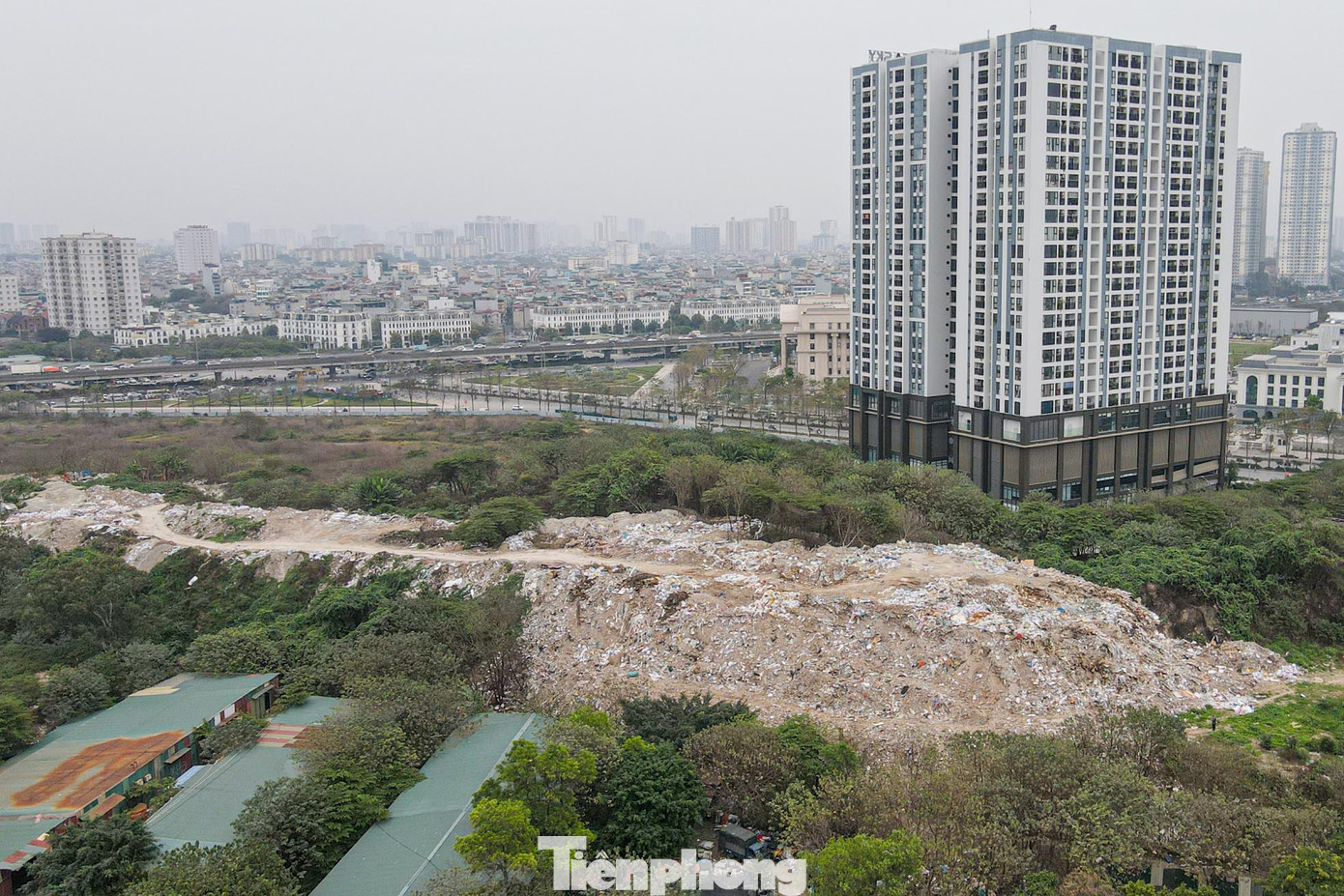 Tại nhiều địa phương trên địa bàn thành phố xảy ra tình trạng đổ trộm chất thải và đốt rác thải sinh hoạt tràn lan gây ô nhiễm môi trường.