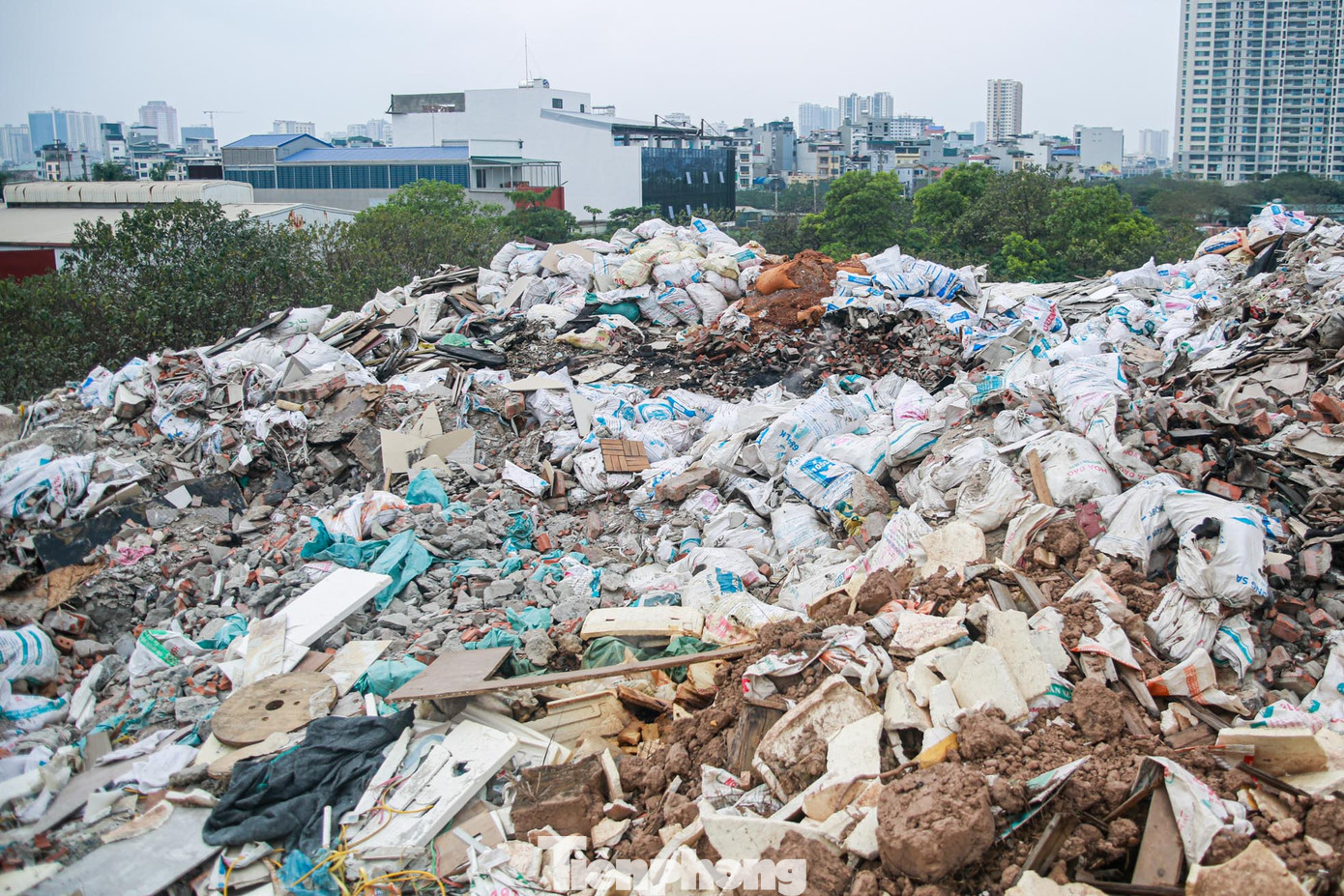 Theo những người dân ở đây, việc đổ trộm thường được thực hiện vào ban đêm.