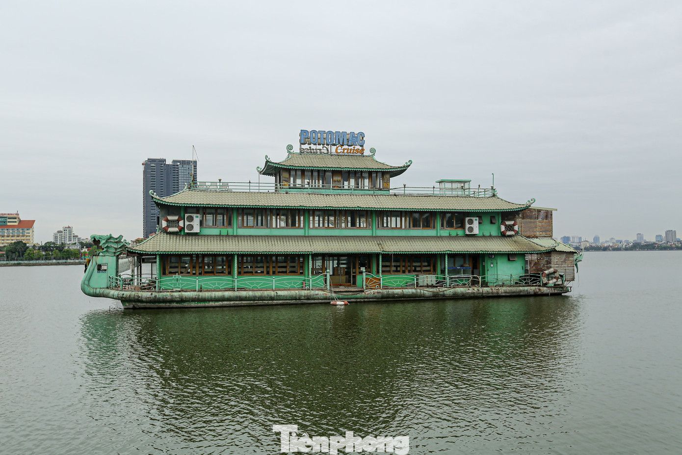 Việc thanh thải 4 phương tiện này ra khỏi hồ Tây là bắt buộc bởi những tàu này không đủ điều kiện để kinh doanh như Thông báo số 372 của UBND thành phố Hà Nội đã kết luận các doanh nghiệp có sai phạm: các phương tiện không được kiểm định theo quy định, không đảm bảo vệ sinh môi trường, gây ô nhiễm hồ Tây, không đảm bảo an toàn phòng cháy chữa cháy theo quy định.