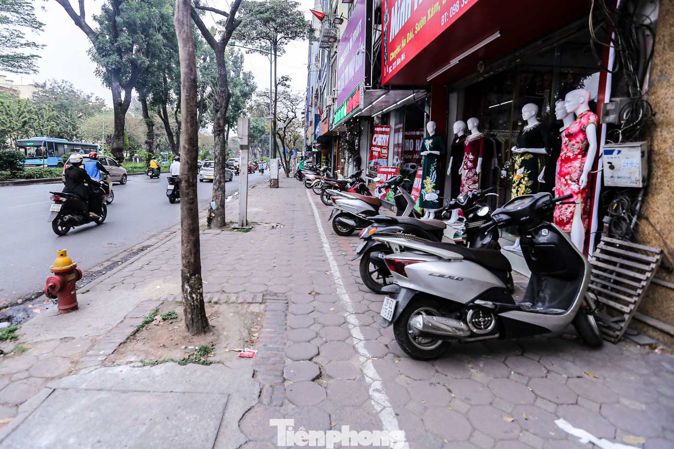 Tại nhiều tuyến đường trung tâm của Hà Nội như Kim Mã, Đội Cấn, Thụy Khuê (quận Ba Đình)... xuất hiện kẻ vạch trắng phân định giữa nơi để phương tiện xe máy và phần dành cho người đi bộ.