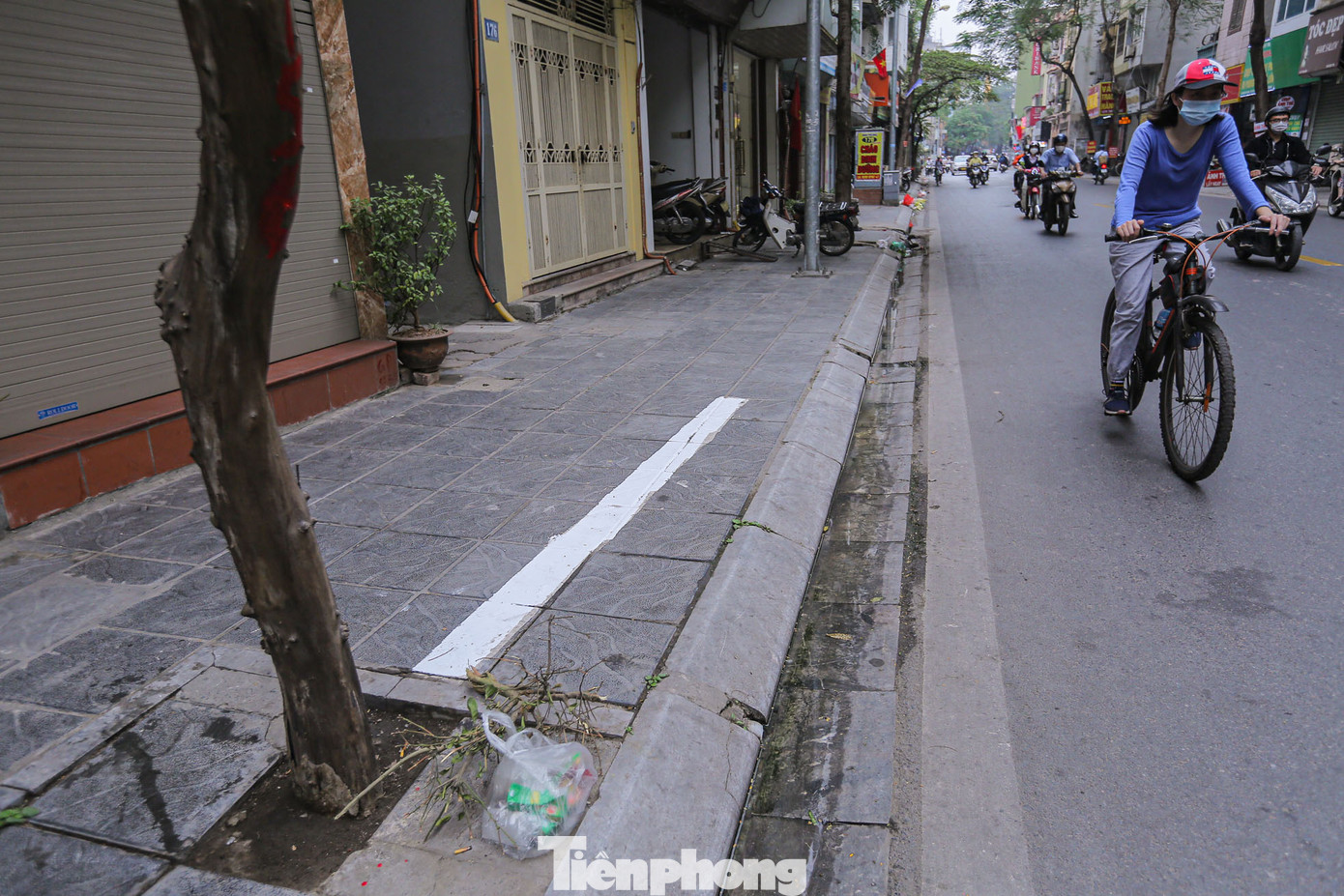 Vạch kẻ trên đường Thụy Khuê bị đứt đoạn.