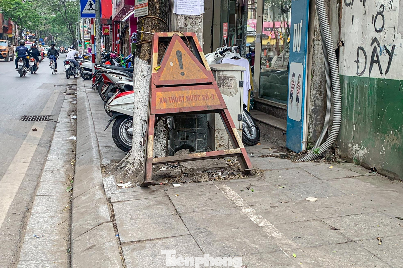 Phần dành cho người đi bộ "đâm thẳng" vào gốc cây trên phố Đội Cấn (quận Ba Đình, Hà Nội).