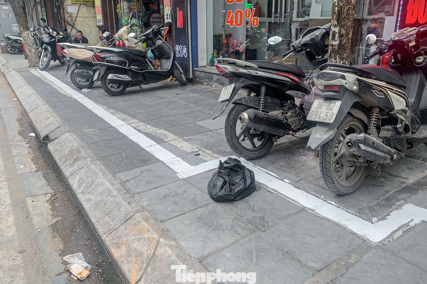 Hình ảnh vạch kẻ thò ra thụt vào vỉa hè mất mỹ quan đô thị.