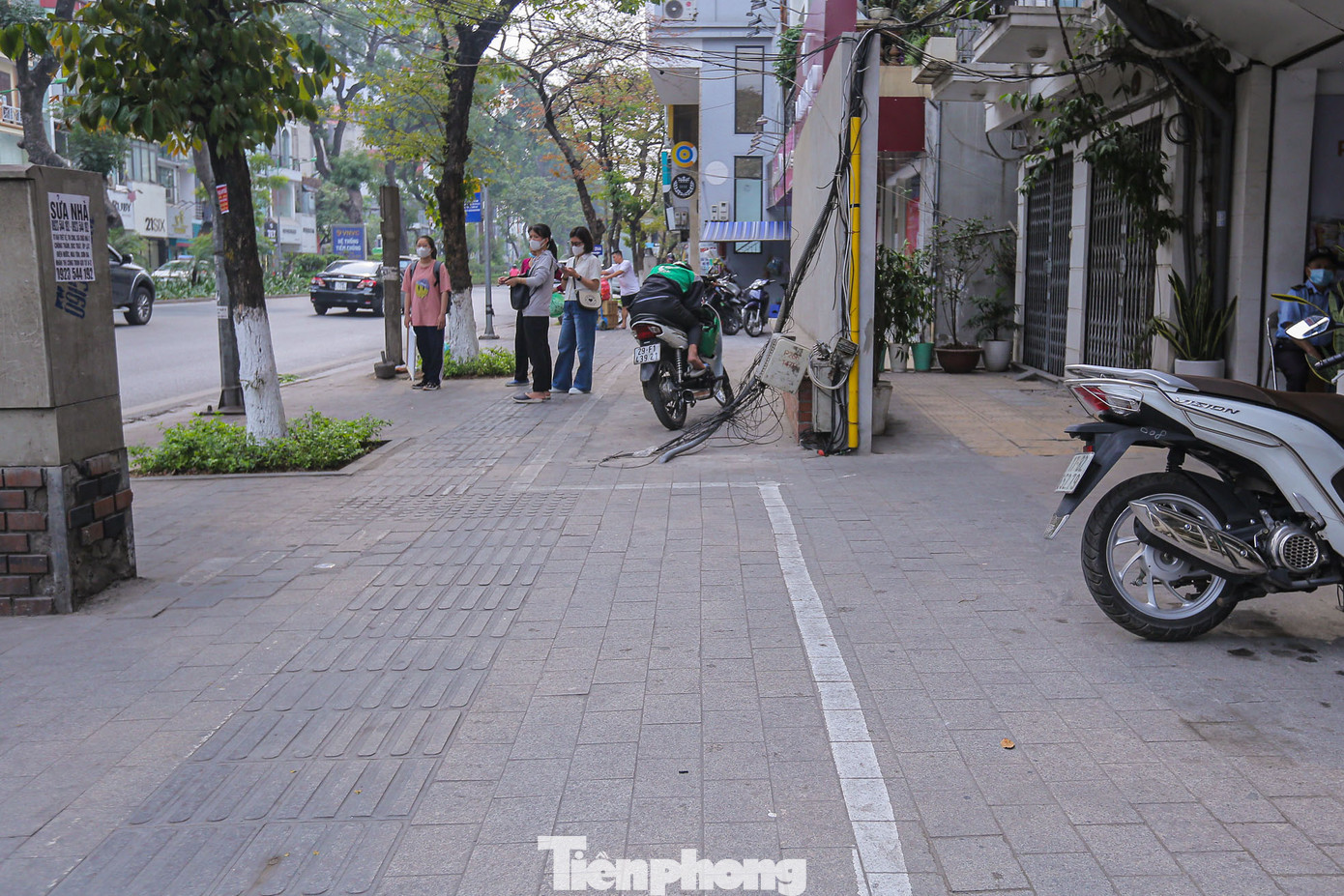 Phần kẻ vôi thò ra thụt vào do vướng công trình trên vỉa hè.