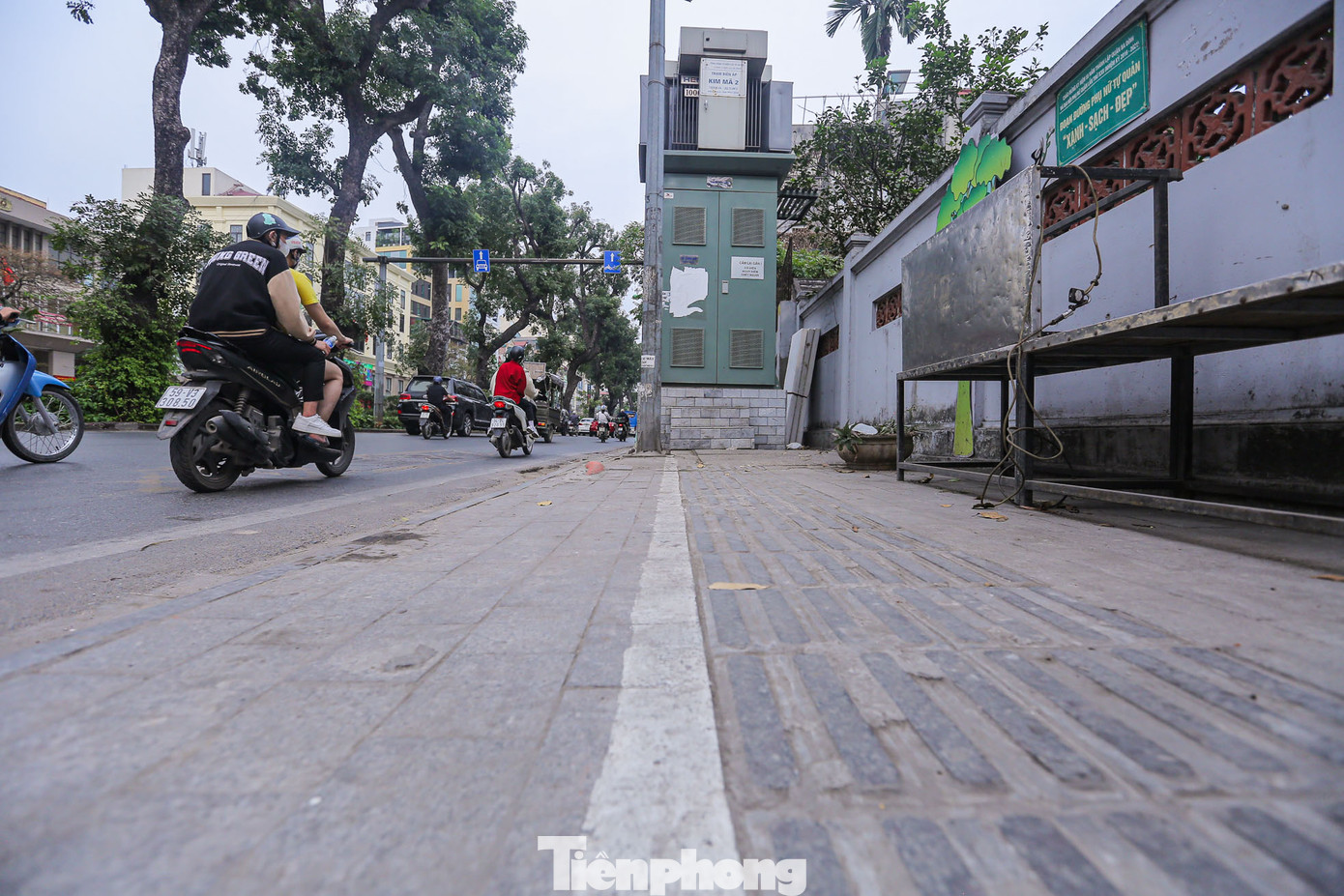 Phần đường dành cho người đi bộ trên phố Kim Mã.