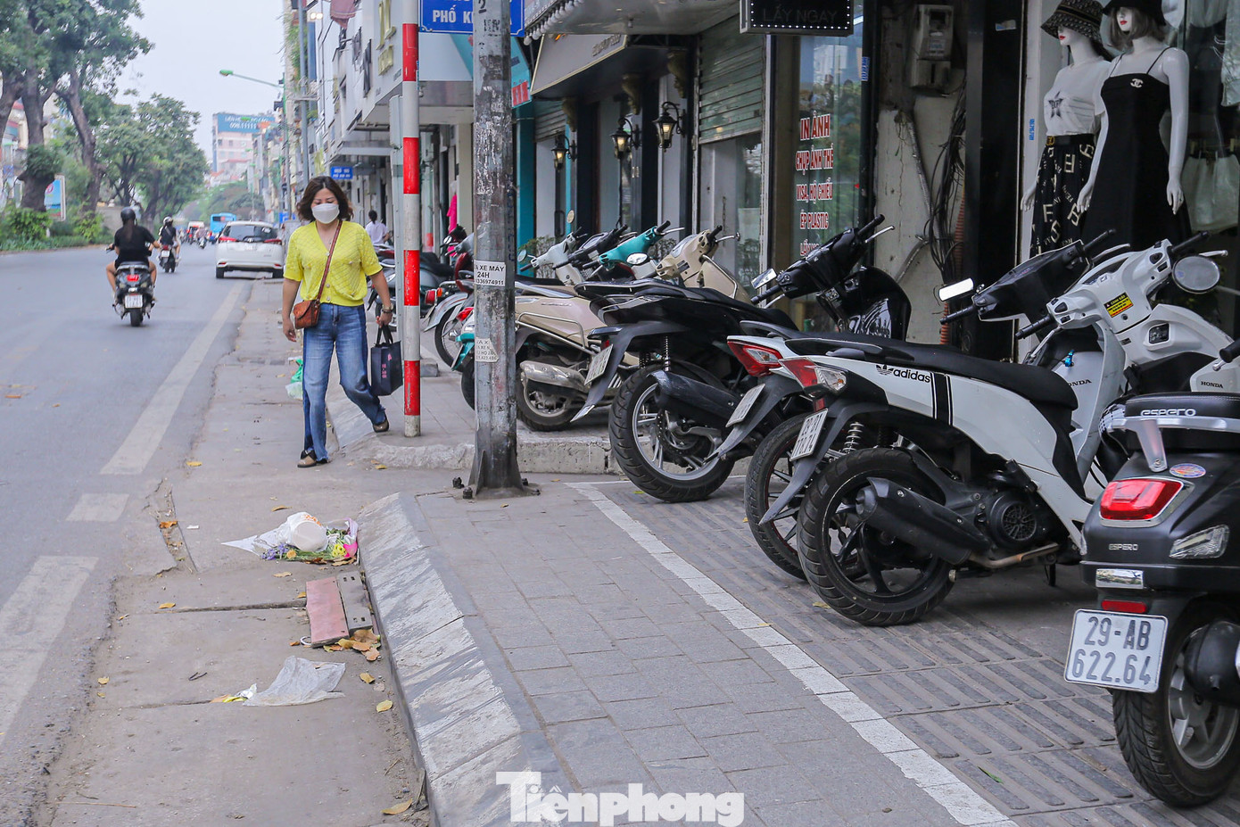 Phần đường dành cho người đi bộ đâm thẳng vào cột điện, cột biển báo khiến người dân phải đi bộ xuống đường.