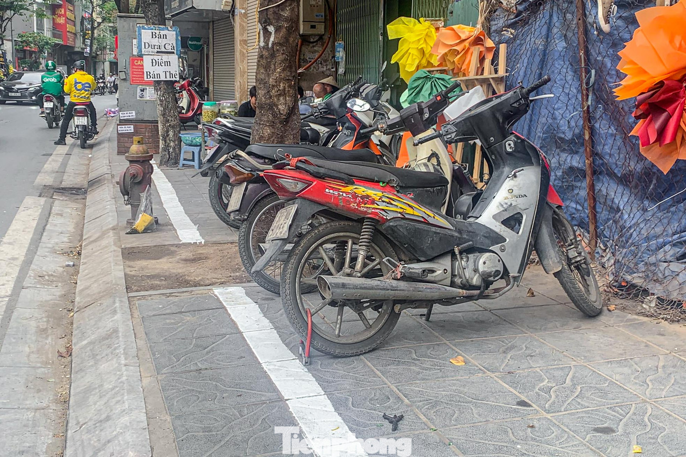 Phần vỉa hè để xe máy chiếm phần lớn.