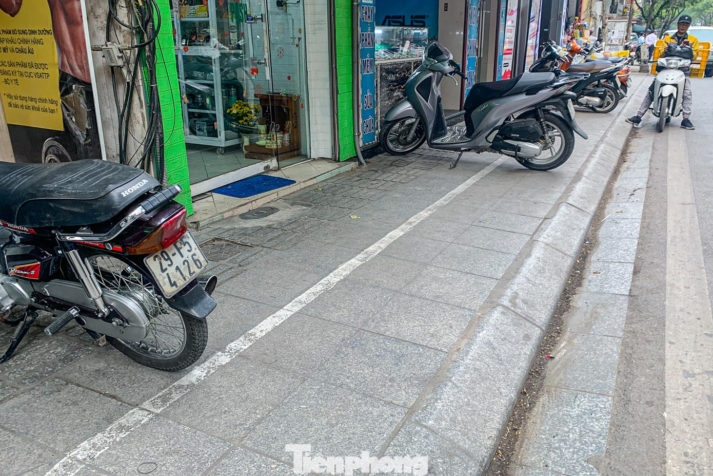 Vỉa hè rộng chỉ khoảng 1m được chia đôi trên phố này.