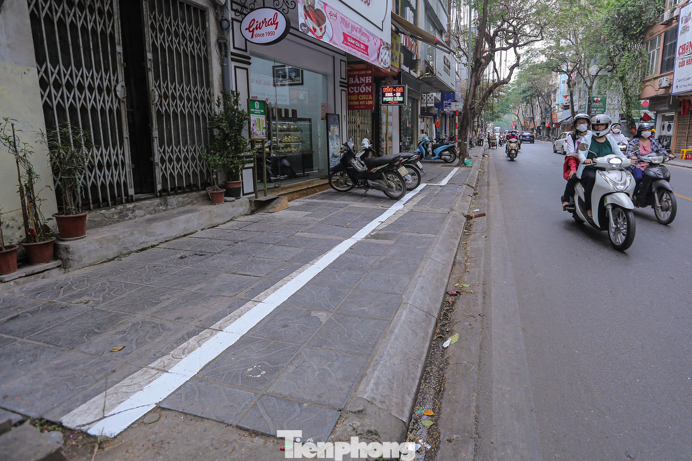 Vạch kẻ sơn mới trên đường Thụy Khuê (quận Tây Hồ, Hà Nội) sau đợt ra quân giành lại vỉa hè.