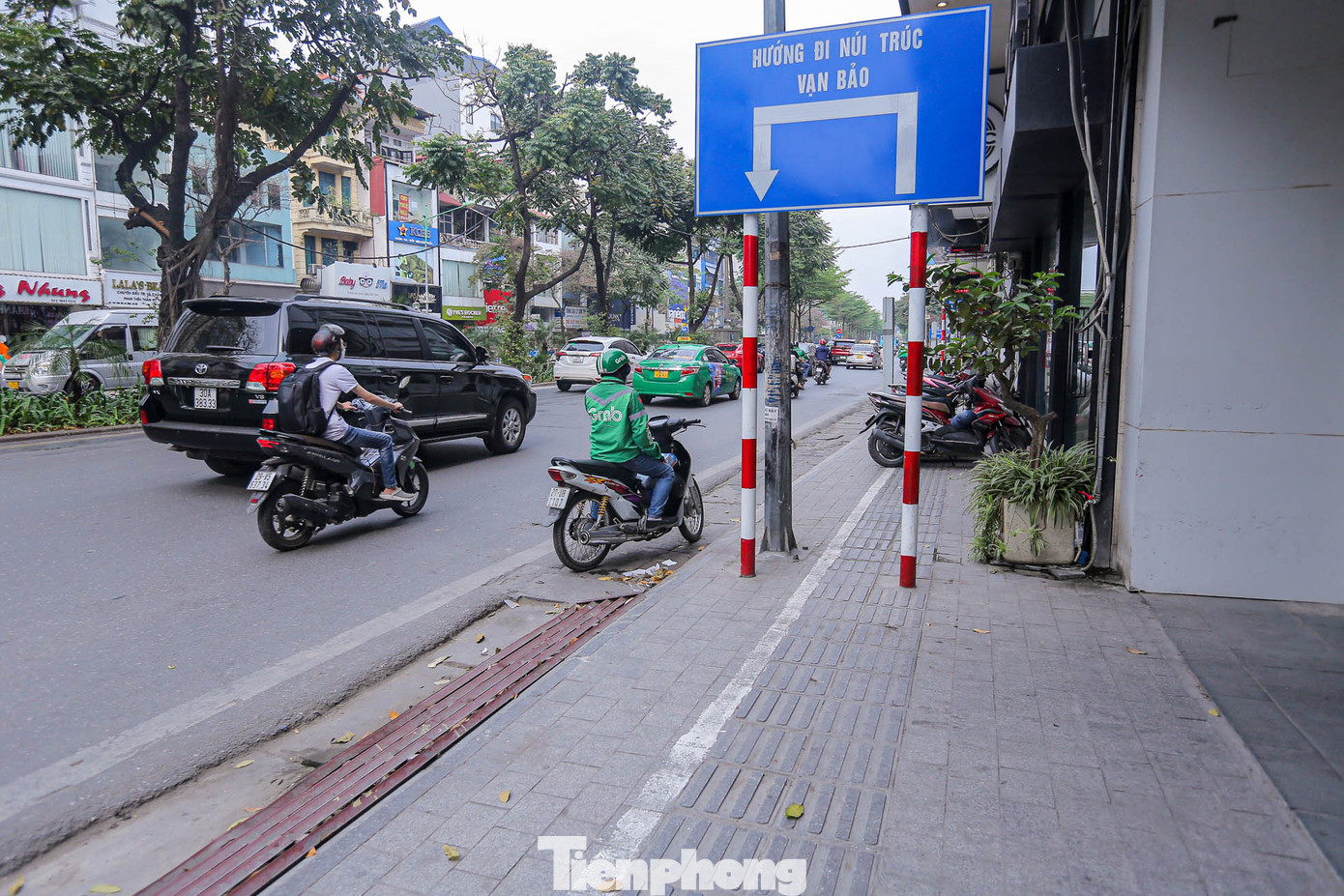 Tuy nhiên do vỉa hè dành cho người đi bộ quá hẹp, có những đoạn, xe máy chiếm gần trọn vỉa hè, khiến phần dành cho người đi bộ chỉ còn lại từ 20-50cm.