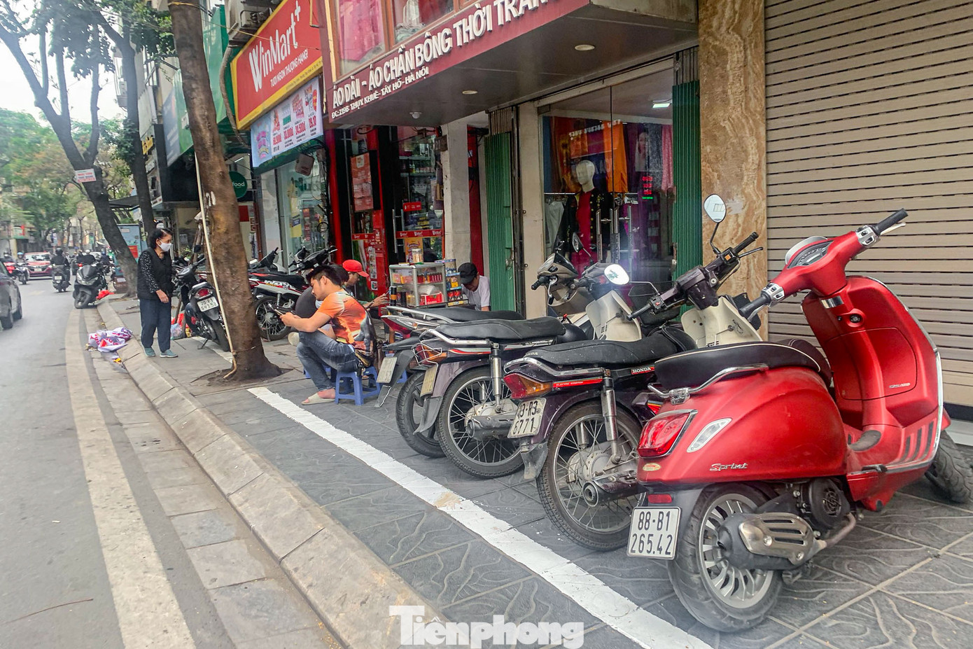 Phần vỉa hè dành cho người đi bộ bị thu hẹp lại chỉ còn 25cm trên đường Thụy Khuê.