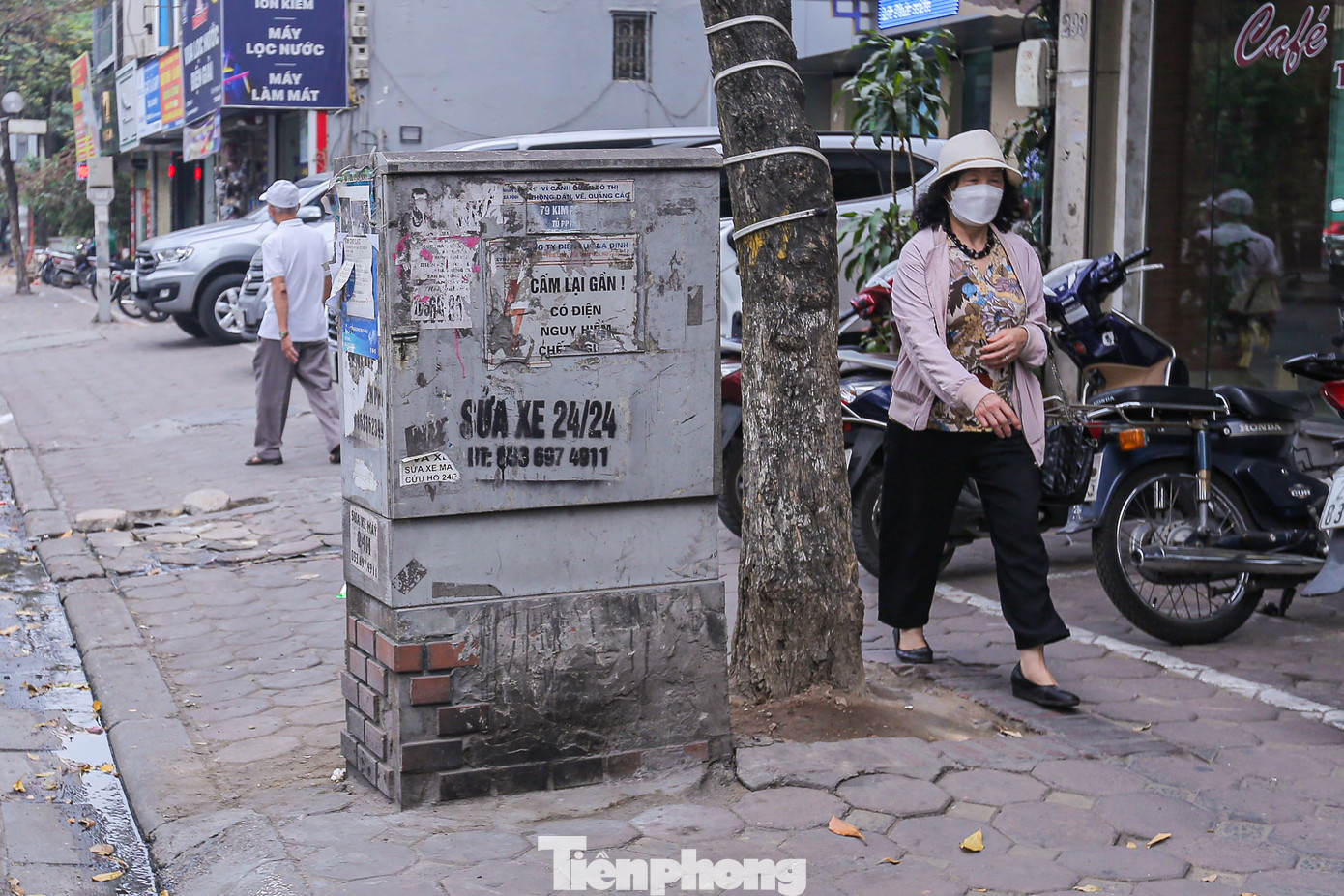 Luồn lách đủ kiểu khi gặp bốt điện án ngữ trên vỉa hè.