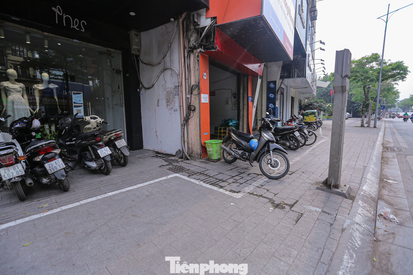 Một đoạn vạch vôi vỉa hè trên phố Kim Mã được kẻ theo hình zíc zắc, không liền mạch.