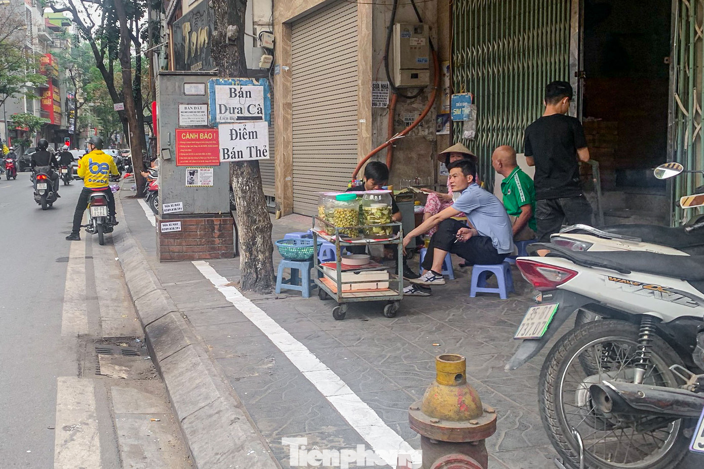 Quán nước chiếm dụng phần bên trong vạch vôi vỉa hè để kinh doanh.