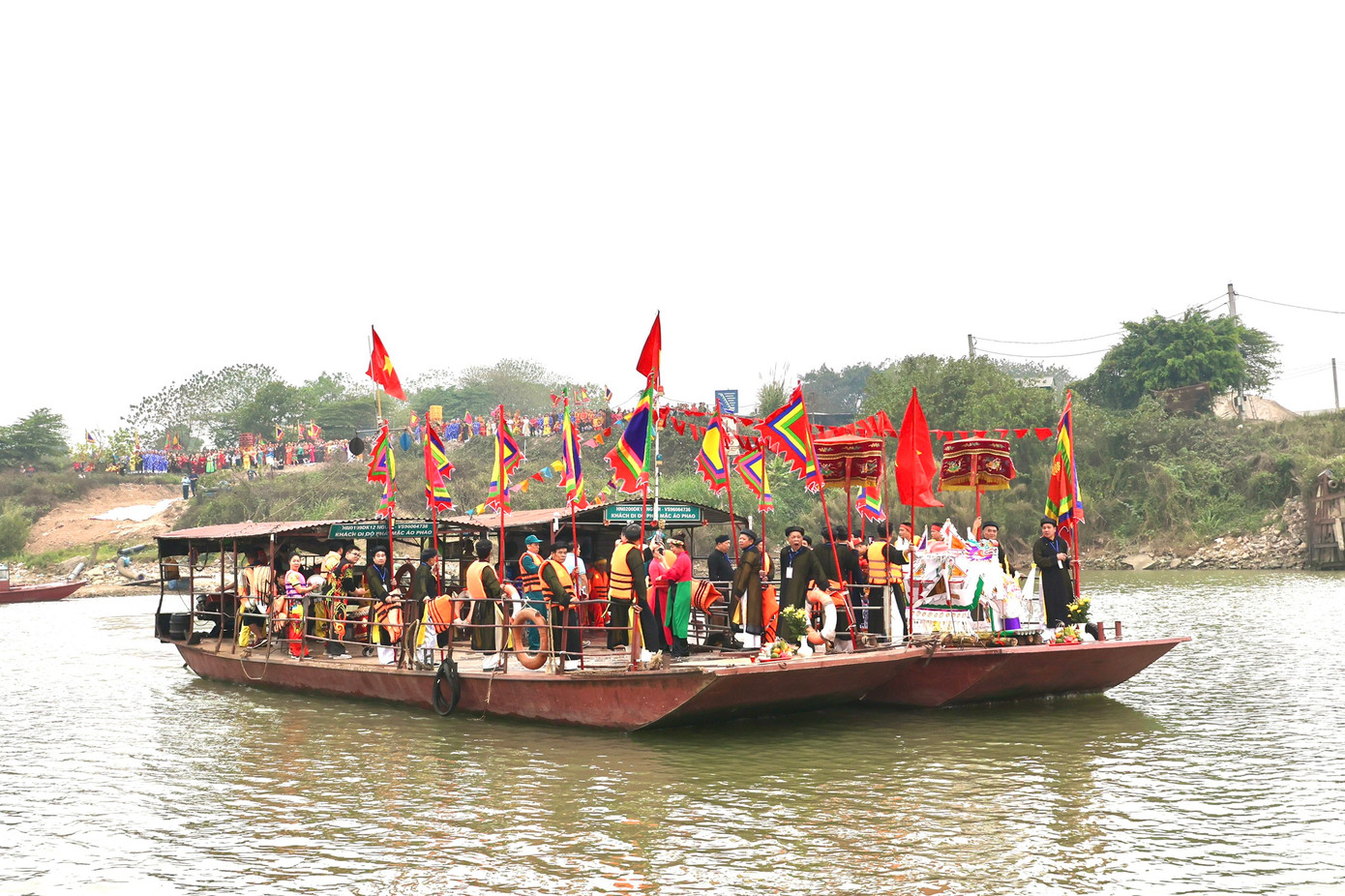 Hàng trăm người dân tham gia lễ hội lên tàu rước kiệu trên sông Hồng.