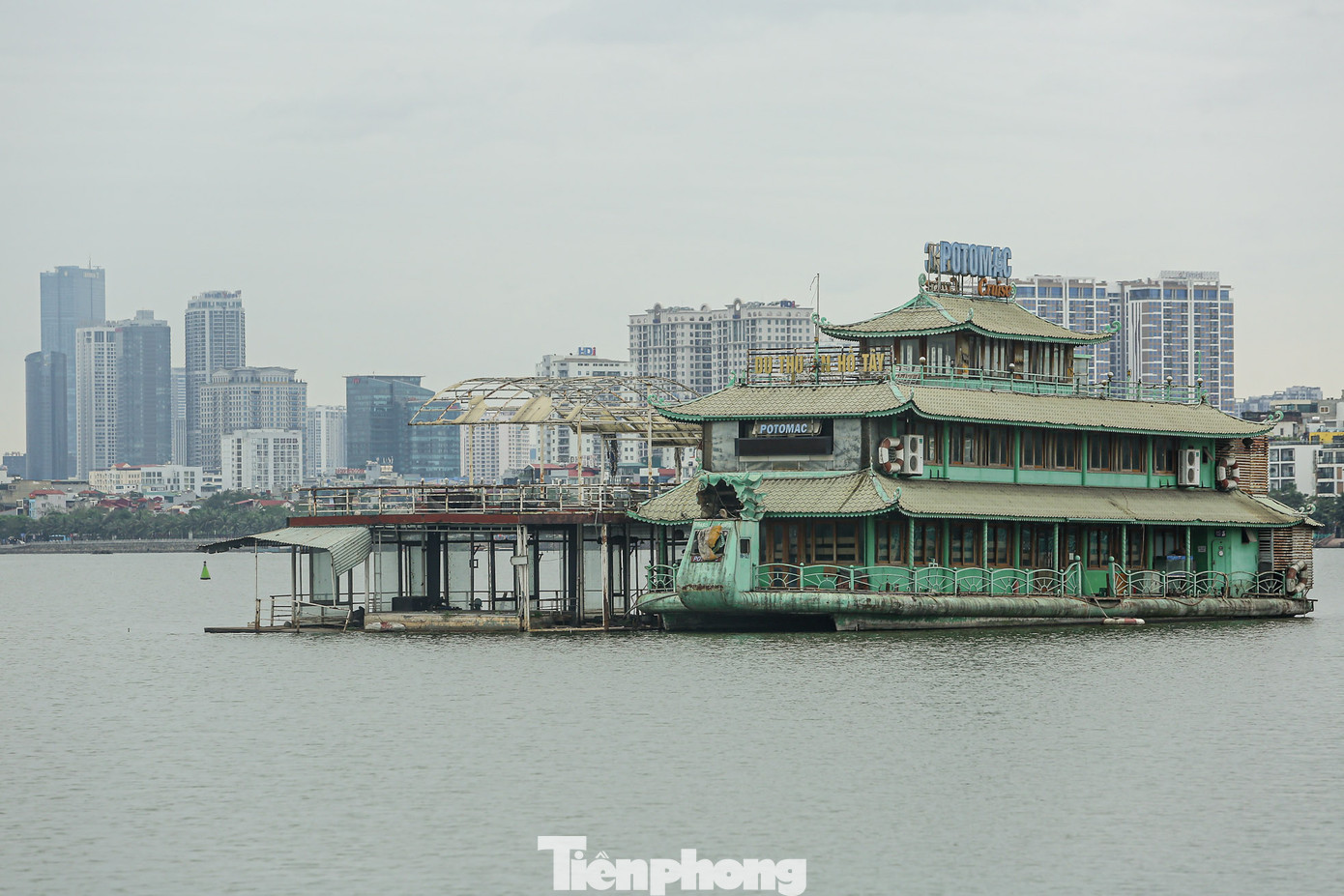 Năm 2015, thành phố Hà Nội chỉ đạo quận Tây Hồ rà soát và yêu cầu các đơn vị có phương tiện thủy nội địa cũ nát không sử dụng di chuyển khỏi khu vực Hồ Tây. Đến năm 2017, thành phố Hà Nội yêu cầu chấm dứt hoàn toàn hoạt động kinh doanh dịch vụ, thể thao du lịch, vui chơi giải trí, nuôi trồng khai thác thủy sản ở Hồ Tây.