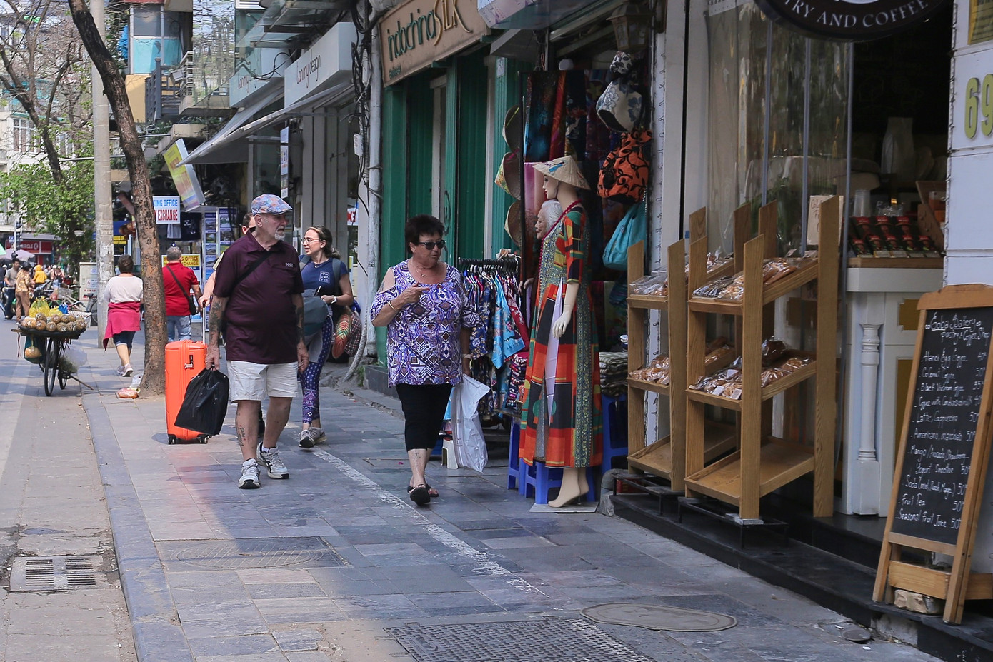 Người dân, khách du lịch không còn phải đi xuống lòng đường ở nhiều con phố trung tâm.