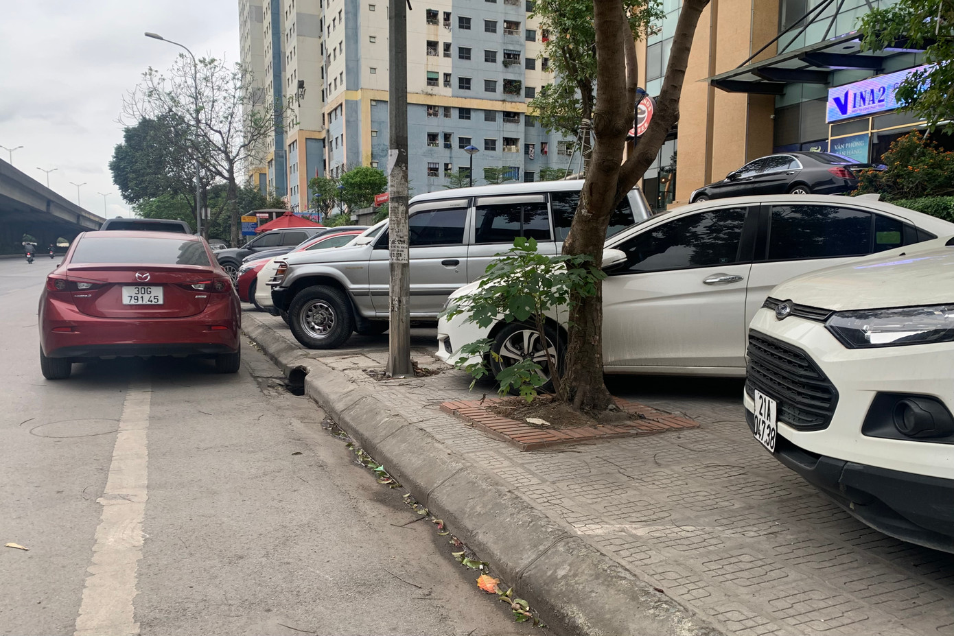 Khi lực lượng chức năng không có mặt, hàng trăm ô tô xếp hàng dài chiếm dụng gần hết vỉa hè gây khó khăn cho người đi bộ.