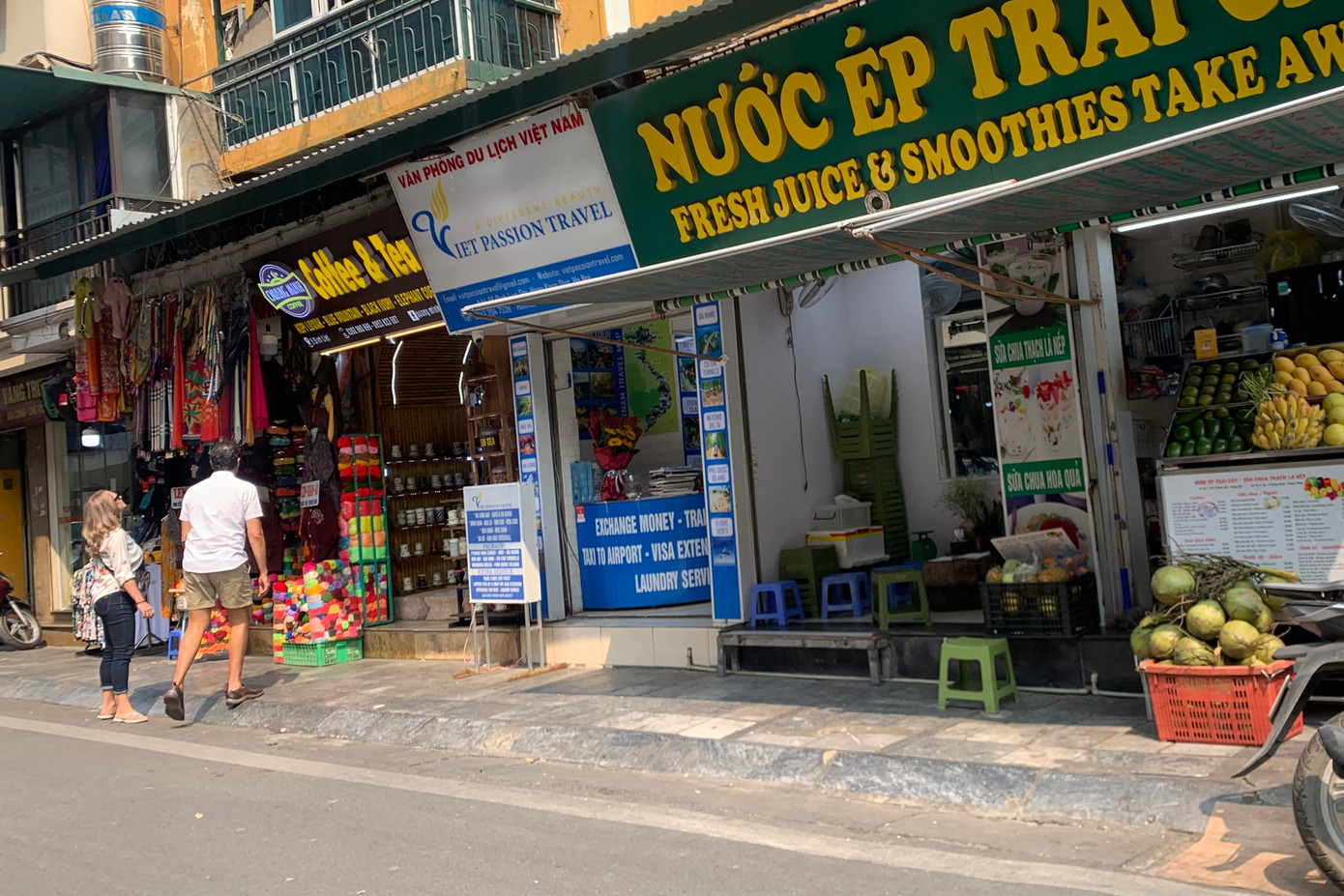 Tương tự trên phố Đinh Liệt (quận Hoàn Kiếm), vỉa hè được trả về đúng chức năng của nó.