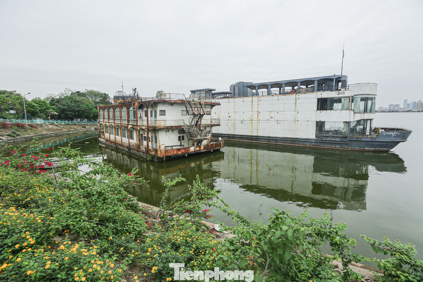 "Tàu đã để đây nhiều năm mà không được xử lý, tháo dỡ gây mất mỹ quan, gây ô nhiễm môi trường nước, đặc biệt là hình ảnh không đẹp trong mắt khách du lịch nước ngoài", chị Ngọc (Ba Đình, Hà Nội) chia sẻ.
