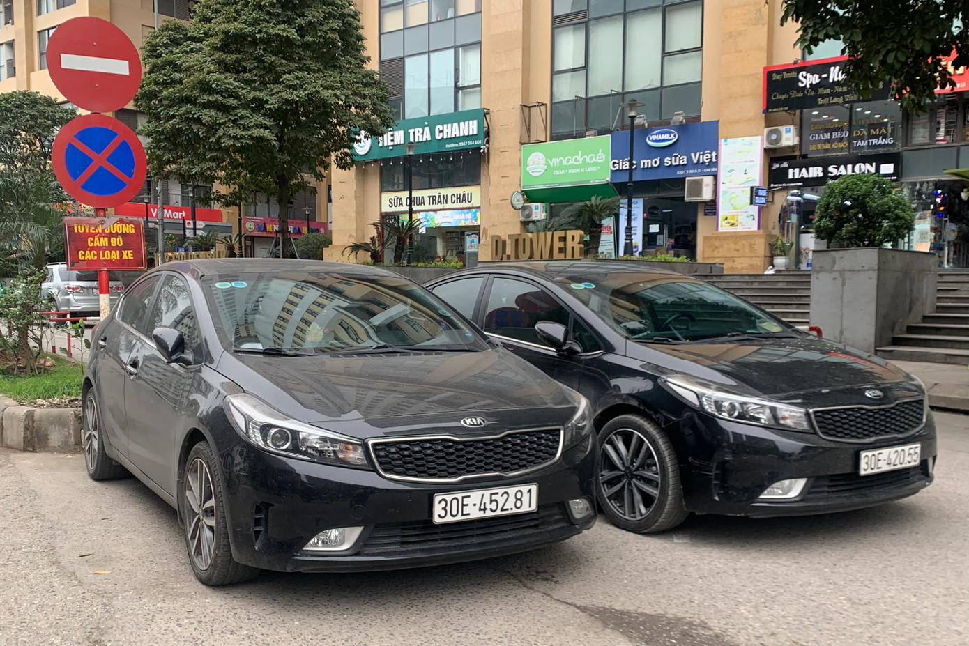 Hai xe ô tô dừng đỗ ngay trước biển cấm.