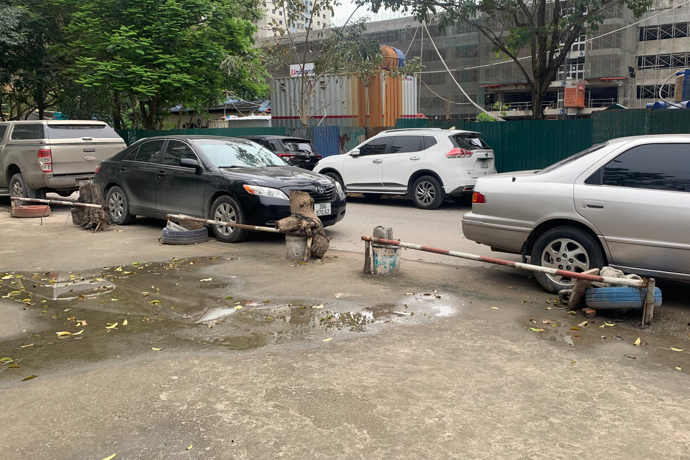 Hàng rào được dựng lên khắp nơi để ngăn ô tô "lấn chiếm".