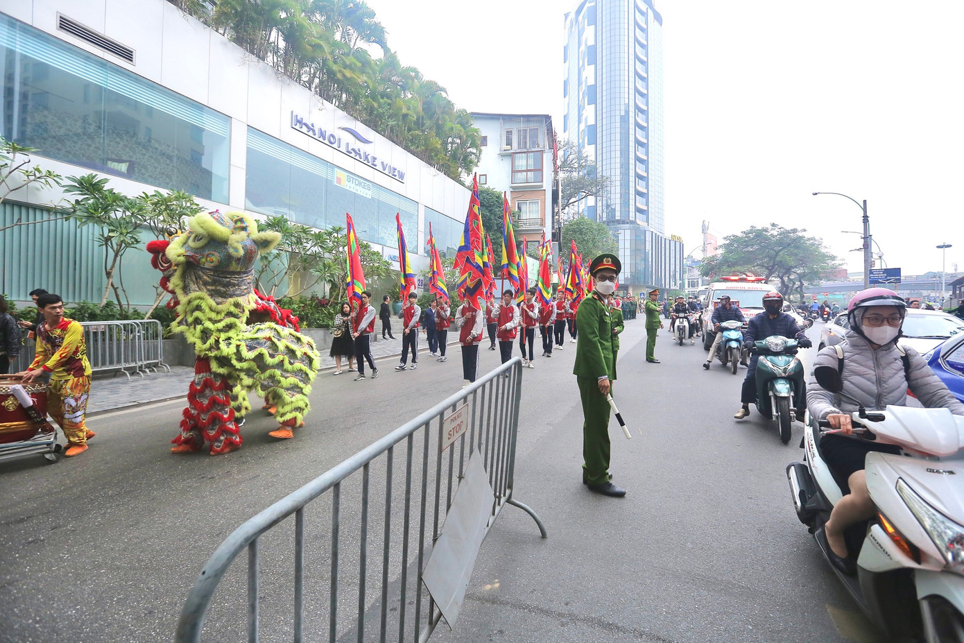 Lực lượng công an tổ chức giao thông bảo đảm cho đoàn rước.