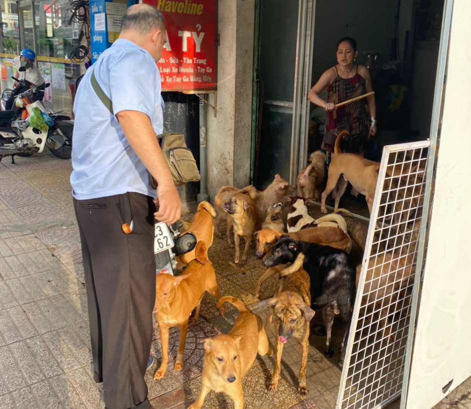 Căn nhà số 190 đường Hoàng Diệu, phường 9, quận 4 nuôi gần 100 con chó, chủ yếu chó già và bệnh gây ô nhiễm, ảnh hưởng đến những người xung quanh. Ảnh: Đ.T Căn nhà số 190 đường Hoàng Diệu, phường 9, quận 4 nuôi gần 100 con chó, chủ yếu chó già và bệnh gây ô nhiễm, ảnh hưởng đến những người xung quanh. Ảnh: Đ.T