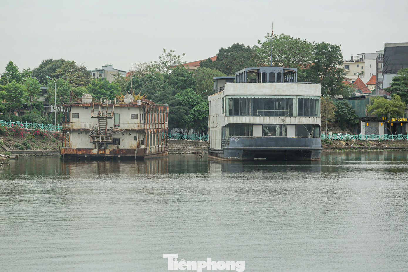 Trong Quy hoạch phân khu đô thị khu vực Hồ Tây và phụ cận (A6) được UBND thành phố phê duyệt, khu vực Hồ Tây sẽ có 8 bến thuyền và tuyến du lịch thủy. Quận Tây Hồ là đơn vị tổ chức đầu tư và quản lý sau đầu tư đối với các hạng mục này. Tàu thuyền hoạt động kinh doanh du lịch dịch vụ ở đây cũng do quận Tây Hồ quản lý.