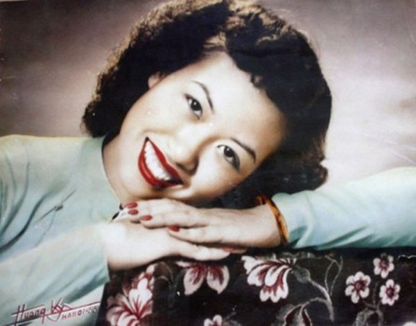 Bà Trịnh Thị Ngọ sinh năm 1931 tại Hà Nội. Bà trở thành một trong những phát thanh viên tiếng Anh đầu tiên của Việt Nam