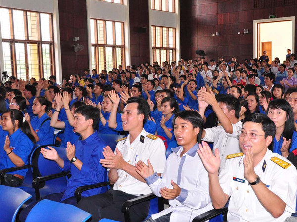 Đoàn hành trình trong buổi giao lưu với giới trẻ Quảng Ngãi 