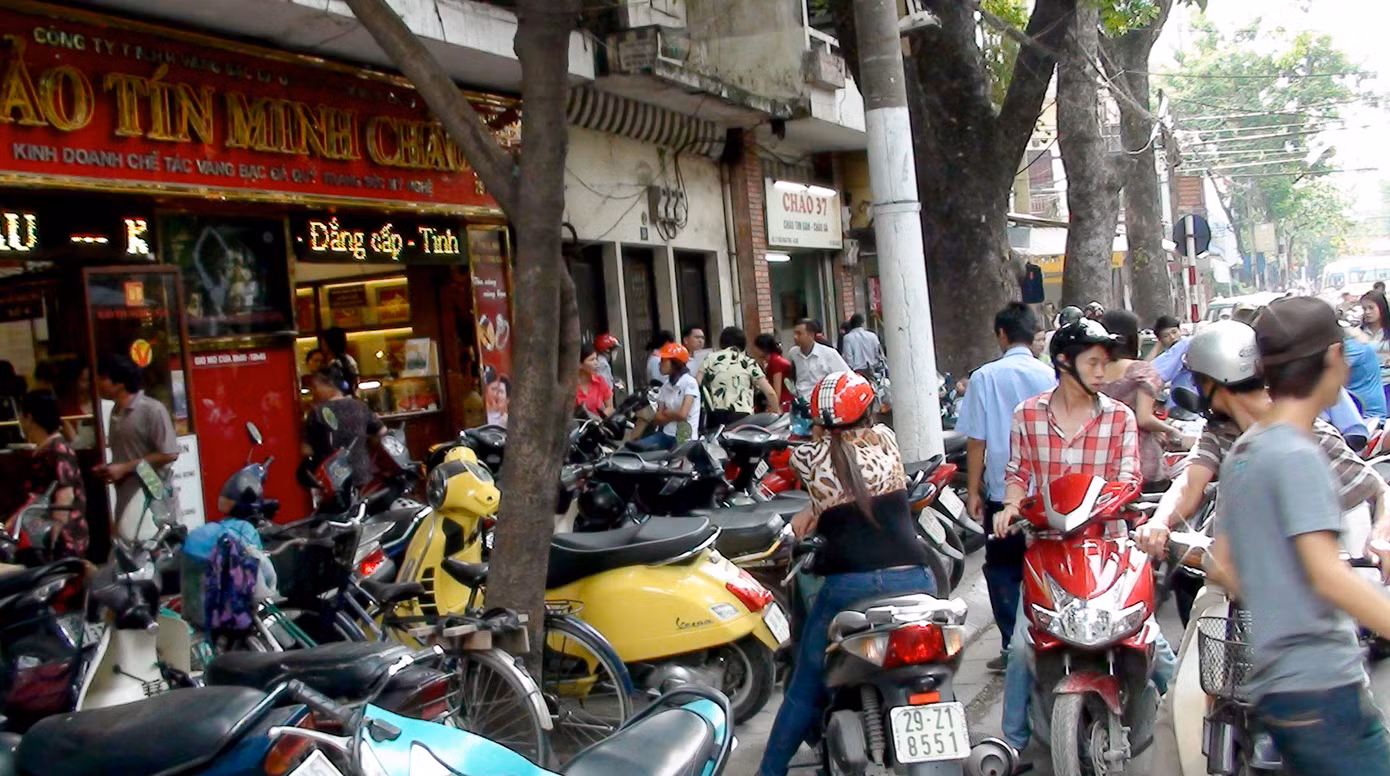 Tắc đường vì người dân đổ xô đi bán vàng,tại phố Trần Nhân Tông