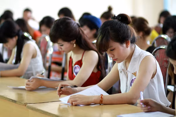 Làm bài thi trắc nghiệm kiến thức văn hóa - xã hội - lịch sử