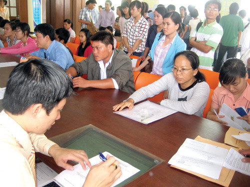 Người lao động tìm việc tại Trung tâm hướng nghiệp, dạy nghề và giới thiệu việc làm thanh niên TP.HCM. Ảnh: Lê Thanh. Người lao động tìm việc tại Trung tâm hướng nghiệp, dạy nghề và giới thiệu việc làm thanh niên TP.HCM. Ảnh: Lê Thanh