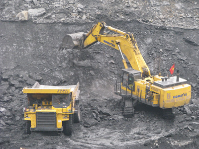 Máy xúc bị thu giữ khi khai thác than trái phép. Máy xúc bị thu giữ khi khai thác than trái phép