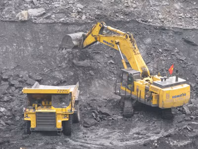 Máy xúc bị thu giữ khi khai thác than trái phép