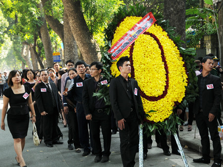 Dòng người xếp hàng dài vào viếng Đại tướng Võ Nguyên Giáp chiều 7/10