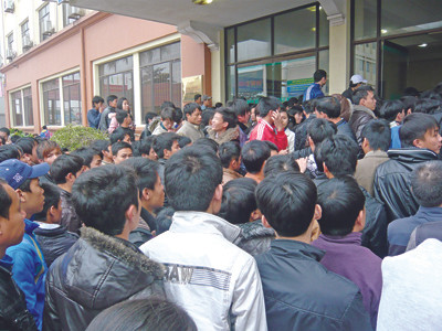 Người lao động tại kỳ thi tiếng Hàn. Ảnh: Phong Cầm. Người lao động tại kỳ thi tiếng Hàn. Ảnh: Phong Cầm