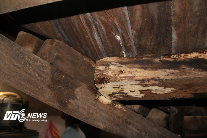 Ngôi chùa có phần xuống cấp khá nghiêm trọng . Ngôi chùa có phần xuống cấp khá nghiêm trọng