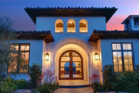 Phòng khách ấm cúng, lộng lẫy Bể bơi ngoài trời rộng rãi Phòng bếp đầy đủ tiện nghi Phòng ăn liền kề với một quầy bar trong nhà. Phòng khách ấm cúng, lộng lẫy Bể bơi ngoài trời rộng rãi Phòng bếp đầy đủ tiện nghi Phòng ăn liền kề với một quầy bar trong nhà.