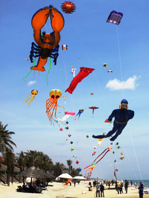 4. Diều tôm khổng lồ của đoàn TPHCM đang “cựa mình” chuẩn bị bay lên không trung. Để làm diều này mất hơn 600m vải . 4. Diều tôm khổng lồ của đoàn TPHCM đang “cựa mình” chuẩn bị bay lên không trung. Để làm diều này mất hơn 600m vải