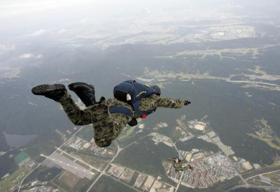 Binh lính Hàn Quốc nhảy dù tại căn cứ quân sự Gyeryong, miền bắc Seoul hồi năm 2009