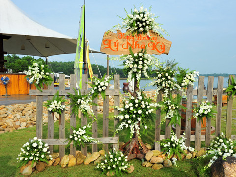 Cổng tiệc được kết hoa cầu kỳ