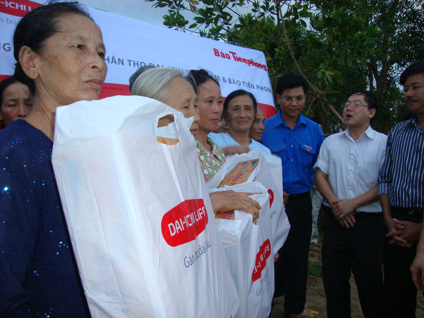 Người dân xúc động khi nhận được quà tặng. Ảnh: Hoàng Nam Người dân xúc động khi nhận được quà tặng