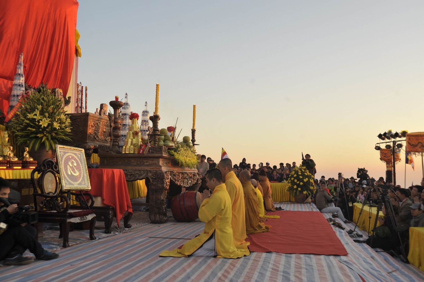 Các vị cao tăng làm lễ hô thần nhập tượng