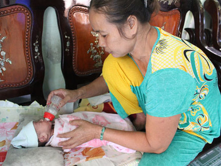 Bé gái sơ sinh đã bú sữa bình liên tục sau khi được cứu sống. Ảnh: Thanh Niên. Bé gái sơ sinh đã bú sữa bình liên tục sau khi được cứu sống. Ảnh: Thanh Niên