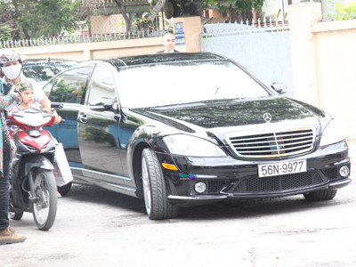 Hàng loạt xe của gia đình Louis đang tiến vào nhà