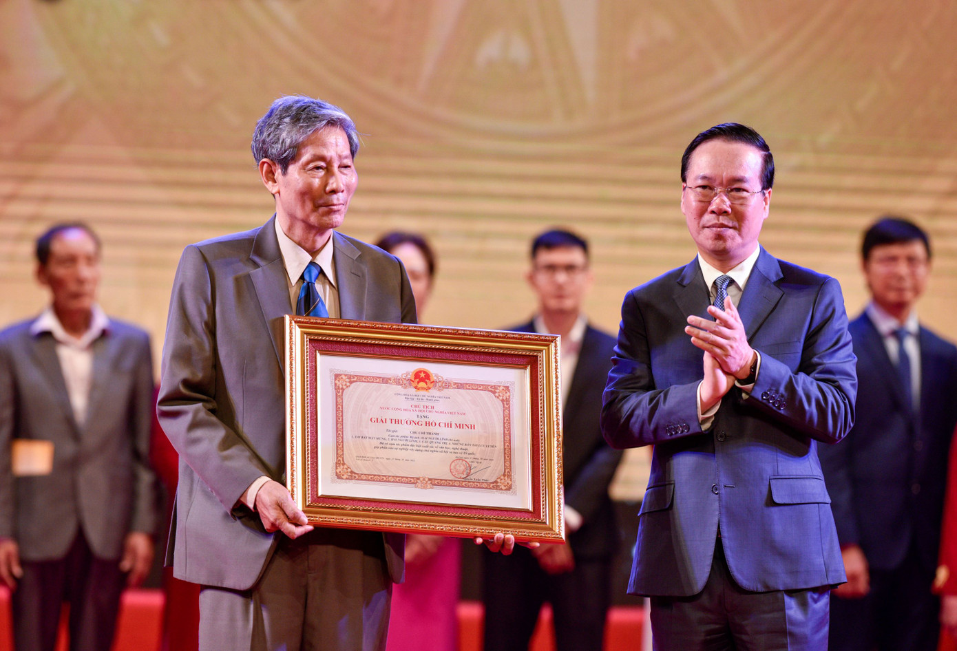 Nhiếp ảnh gia Chu Chí Thành đón nhận Giải thưởng Hồ Chí Minh với bộ ảnh Hai người lính. Thông qua loạt phóng sự của nhà báo Dương Phương Vinh (Trưởng Ban Văn nghệ, báo Tiền Phong) nhiếp ảnh gia Chu Chí Thành gặp lại một trong hai nhân vật trong bức ảnh lịch sử Hai người lính - ông Bùi Trọng Nghĩa. Tác giả và hai nhân vật có dịp hội ngộ trong chương trình giao lưu đặc biệt Khúc ca hòa bình (2018) tại Quảng Trị. Ảnh: Nhật Minh.