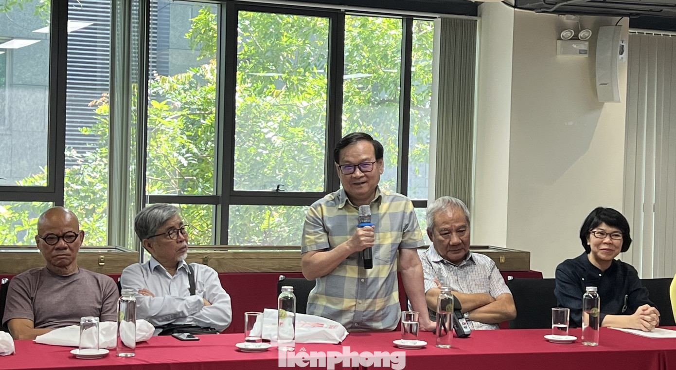 Nhà văn Nguyễn Nhật Ánh kỳ vọng có thêm nhiều tác phẩm hay cho thiếu nhi. Lễ phát động có nhiều cây viết như Phạm Ngọc Tiến, Trung Trung Đỉnh (từ trái qua) và Trần Đức Tiến (thứ hai từ phải qua). Nhà văn Nguyễn Nhật Ánh kỳ vọng có thêm nhiều tác phẩm hay cho thiếu nhi. Lễ phát động có nhiều cây viết như Phạm Ngọc Tiến, Trung Trung Đỉnh (từ trái qua) và Trần Đức Tiến (thứ hai từ phải qua).